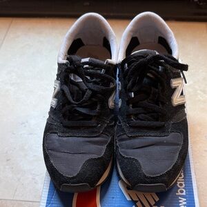 New Balance Black and White Athletic Shoes WL420CRB. Size 6.5
